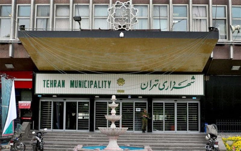 کارگران شهرداری تهران زیر خط فقر مطلق اند/ لغو طرح ترافیک خیابان ها را قفل می کند